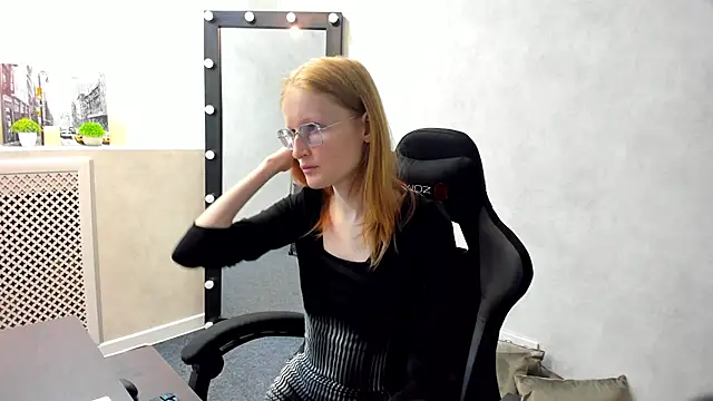 ElizabethHarpper online show from 7, 3, 2025