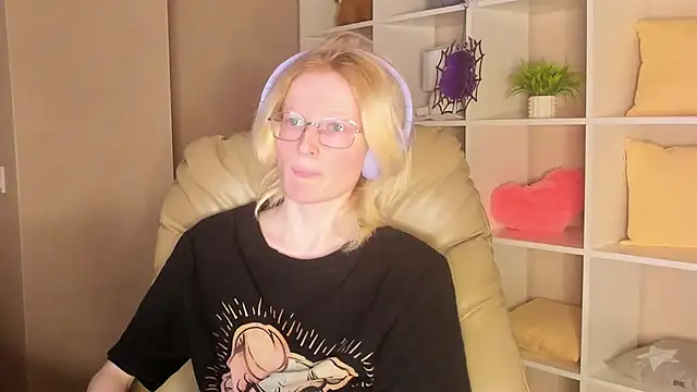 ElizabethHarpper online show from 3, 11, 2025