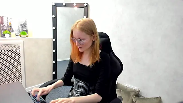 ElizabethHarpper online show from 7, 3, 2025