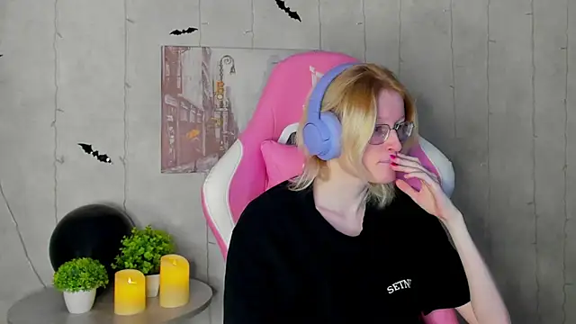 ElizabethHarpper online show from 4, 11, 2025