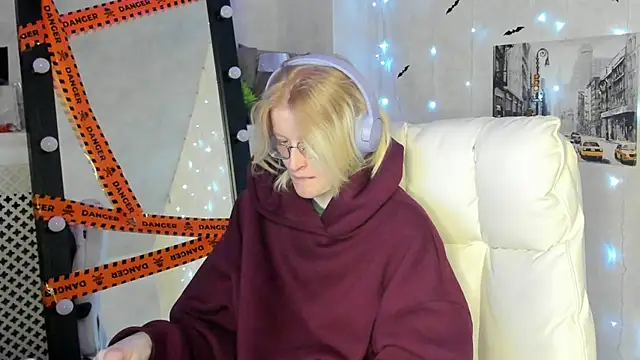 ElizabethHarpper online show from 11, 11, 2025