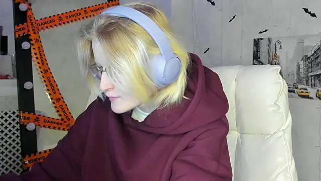 ElizabethHarpper online show from 12, 11, 2025