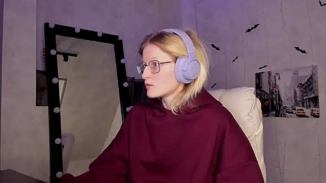 ElizabethHarpper online show from 17, 11, 2025