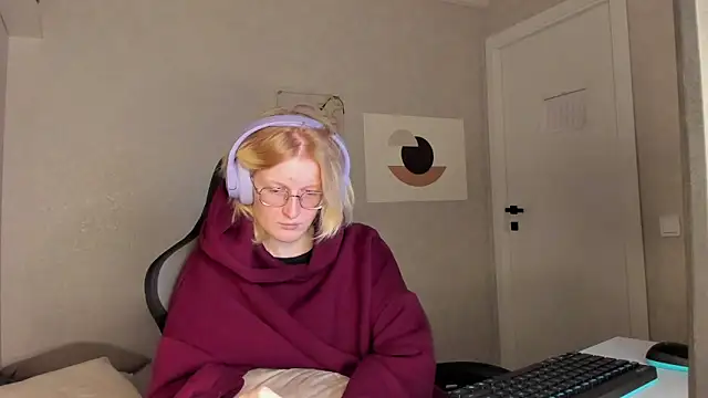 ElizabethHarpper online show from 10, 11, 2025