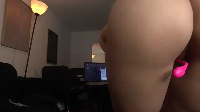 Snapshot of womantall99 chatting on 18, 10, 2025 womantall99 online show from 18, 10, 2025