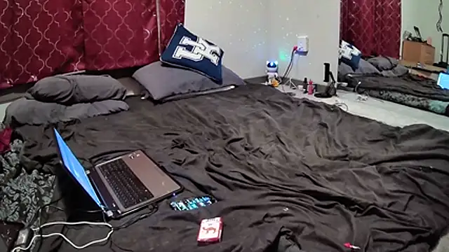 Snapshot of StruggleSnuggles chatting on 3, 12, 2025 StruggleSnuggles online show from 3, 12, 2025