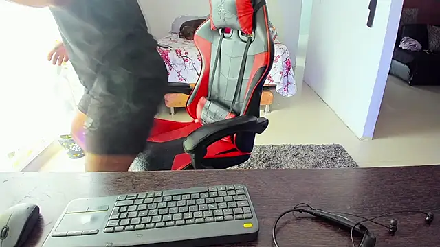 Adam Valenciia online show from 8, 9, 2025