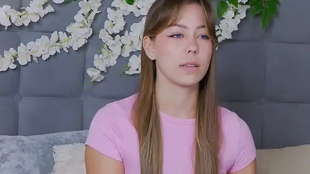 Snapshot of TheEmma chatting on 26, 11, 2025 TheEmma online show from 26, 11, 2025