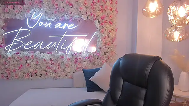 NiaSalvatore online show from 10, 9, 2025