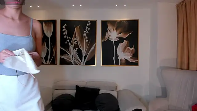 NiaSalvatore online show from 18, 10, 2025