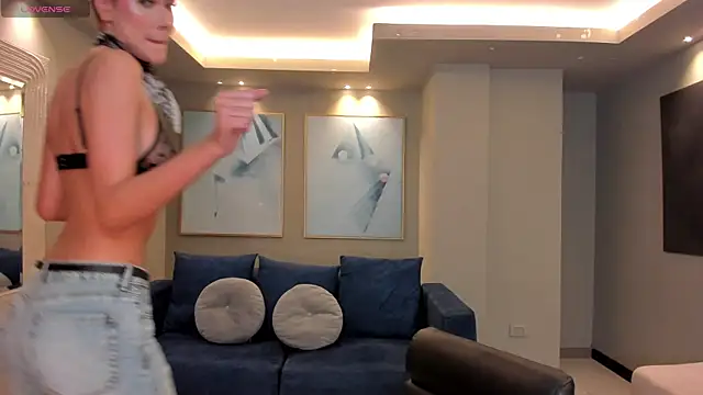 NiaSalvatore online show from 3, 11, 2025