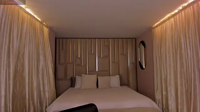 NiaSalvatore online show from 14, 12, 2025