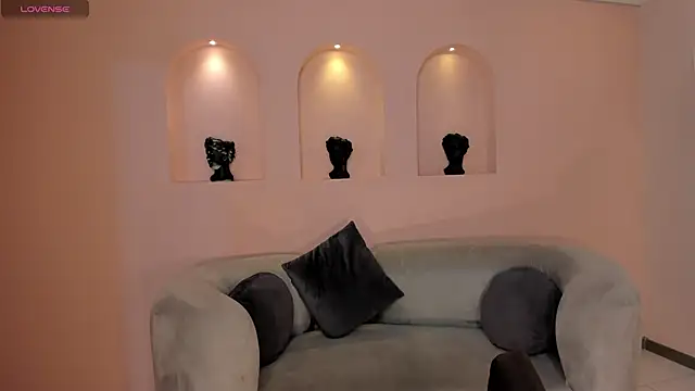 NiaSalvatore online show from 31, 10, 2025