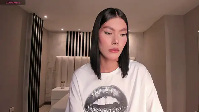 NiaSalvatore online show from 8, 9, 2025