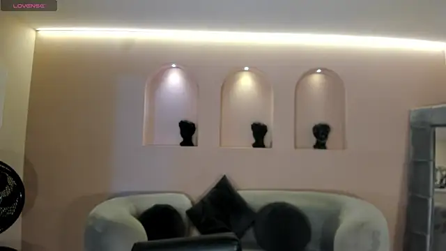 NiaSalvatore online show from 15, 12, 2025