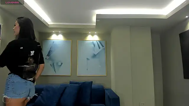 NiaSalvatore online show from 3, 10, 2025