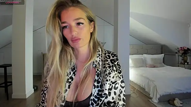 Yourhotqueeen online show from 17, 11, 2025