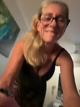 RoxytheBluepill online show from 12, 1, 2025