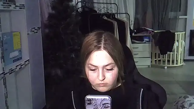 Emilie Kitty online show from 5, 1, 2025