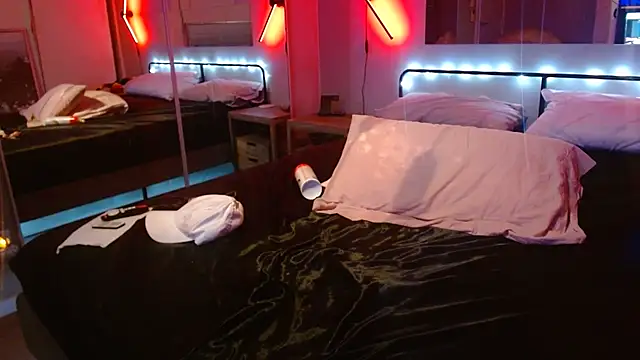 Snapshot of FoxxMiky7447 chatting on 12, 6, 2026 FoxxMiky7447 online show from 12, 6, 2026