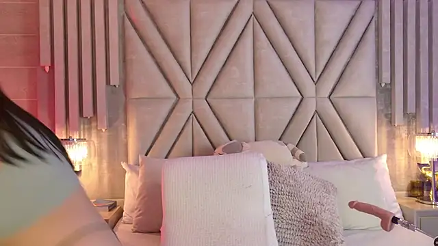 MilaRux online show from 4, 12, 2025