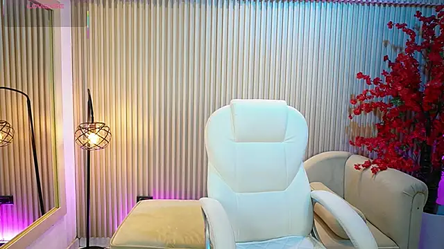 Emma Walkerr  online show from 18, 9, 2025