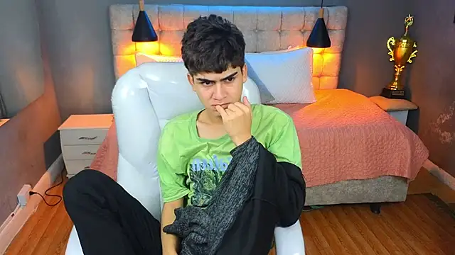 Tommy18   online show from 12, 3, 2025