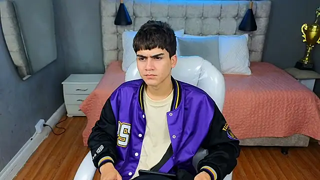 Tommy18   online show from 11, 3, 2025