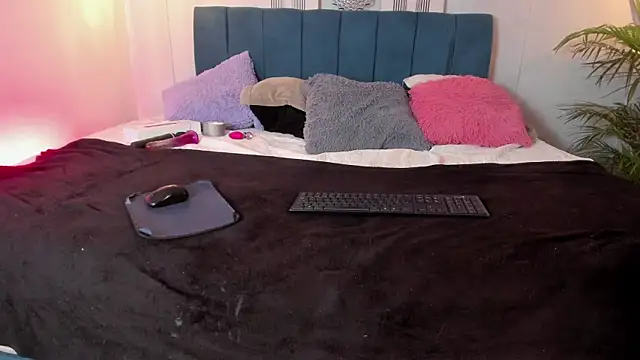 Bonny and carrot online show from 7, 3, 2025