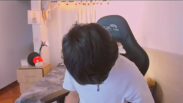 Snapshot of AllanYong18 chatting on 5, 4, 2026 AllanYong18 online show from 5, 4, 2026