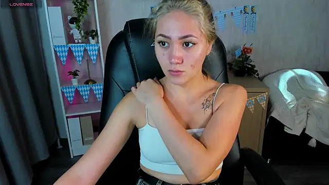 Snapshot of Bellalovesss chatting on 7, 10, 2025 Bellalovesss online show from 7, 10, 2025
