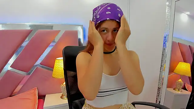 MiaQueen021 online show from 18, 11, 2025