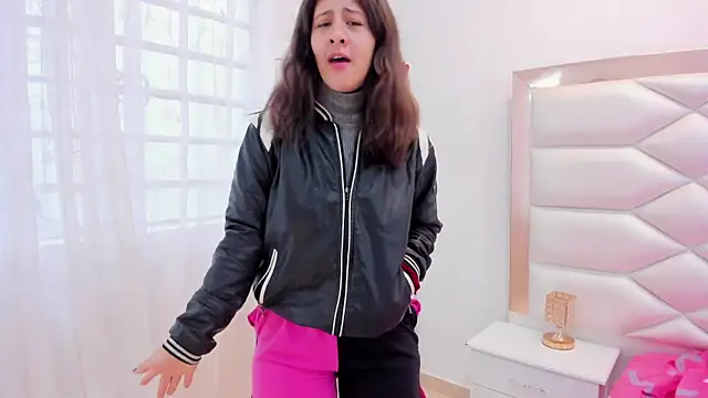 MiaQueen021 online show from 5, 3, 2025