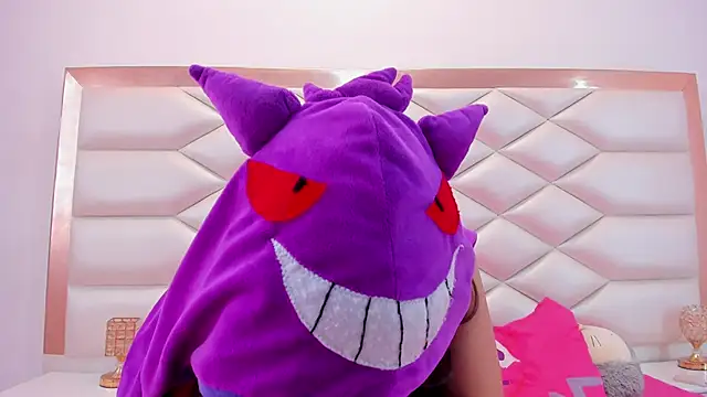 MiaQueen021 online show from 19, 3, 2025