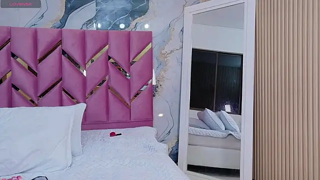 hotiergirl online show from 1, 12, 2025