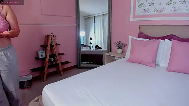 zoes milee online show from 10, 3, 2025