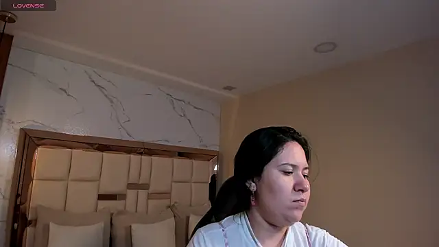 Snapshot of zoes_milee chatting on 6, 5, 2026 zoes milee online show from 6, 5, 2026