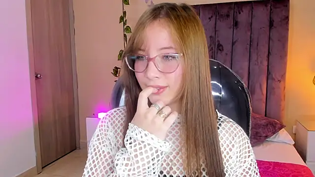 Dahlia Rousse online show from 28, 10, 2025