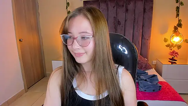 Dahlia Rousse online show from 24, 10, 2025