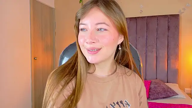 Dahlia Rousse online show from 16, 4, 2026