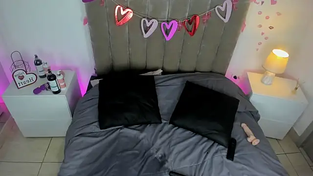 Dahlia Rousse online show from 27, 2, 2025