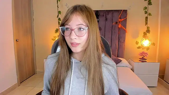 Dahlia Rousse online show from 15, 10, 2025