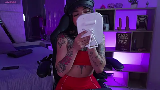 CleeoAdams  online show from 13, 4, 2026