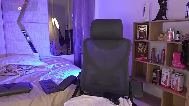 CleeoAdams  online show from 5, 12, 2025