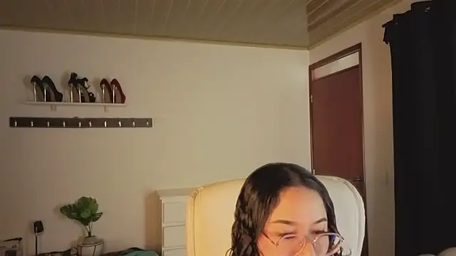 Renaxi Smith online show from 2, 12, 2025