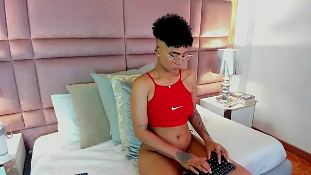 LuciaWallace online show from 6, 10, 2025