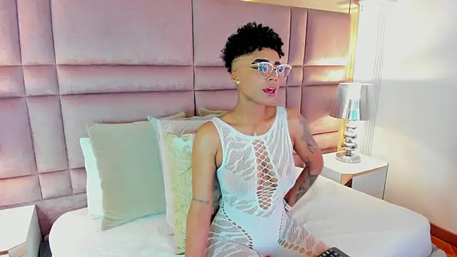 LuciaWallace online show from 27, 9, 2025