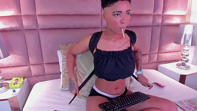 LuciaWallace online show from 11, 3, 2025