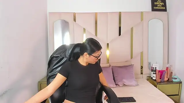 Salmaportman69 online show from 17, 1, 2026