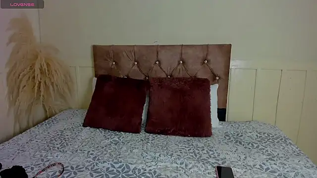 Natashawool1 online show from 5, 3, 2025